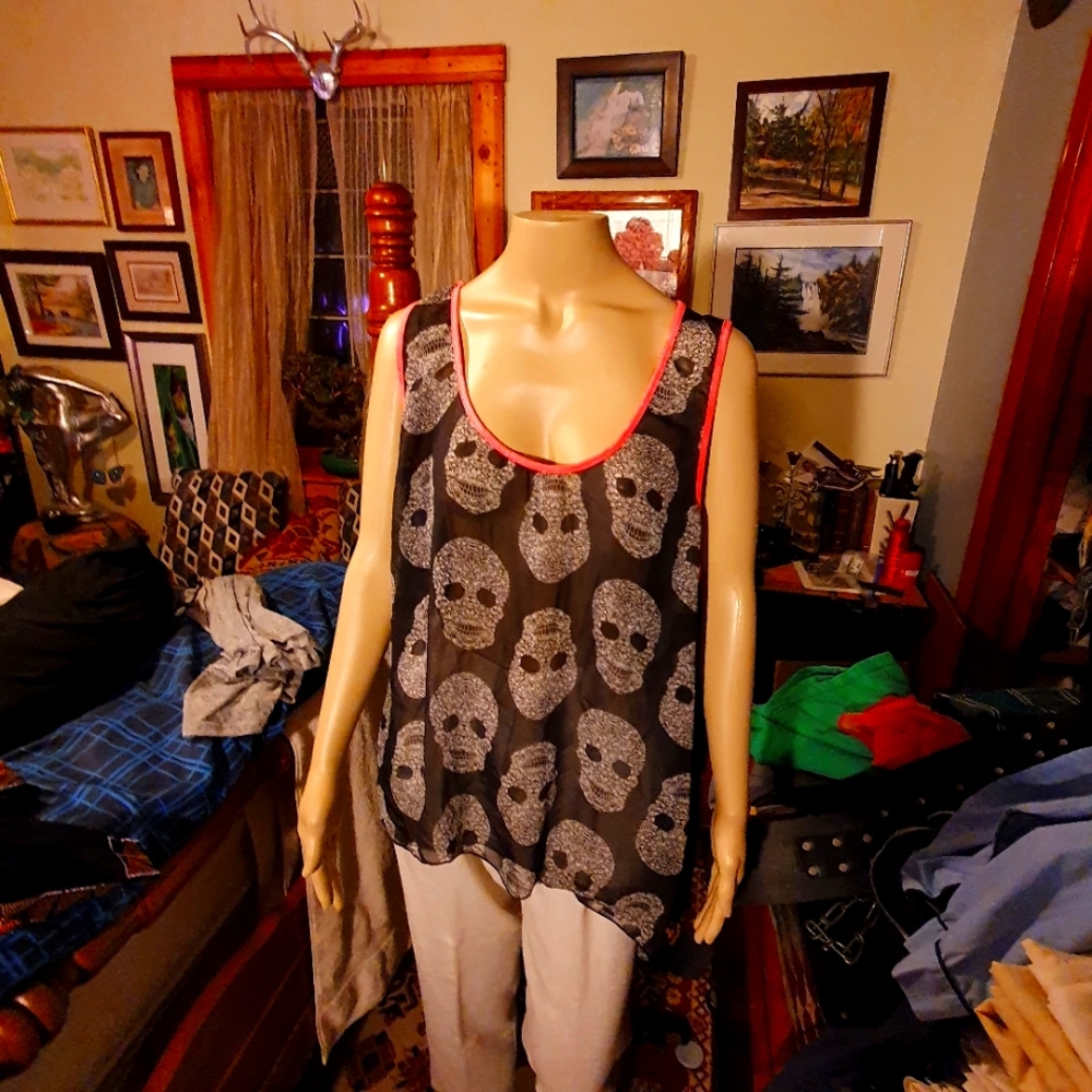 Ladies top with skulls